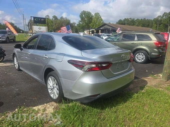 2021 Toyota Camry LE - miniatura 2