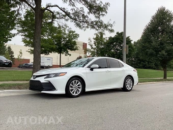 2021 Toyota Camry LE - miniatura 2