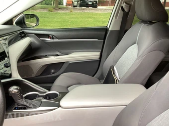 2021 Toyota Camry LE - miniatura 25