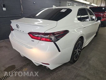 2021 Toyota Camry SE - miniatura 4