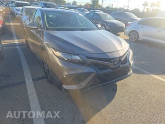2021 Toyota Camry SE - miniatura 3