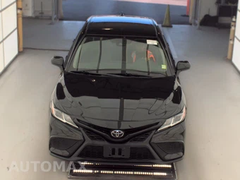 2021 Toyota Camry SE - miniatura 2
