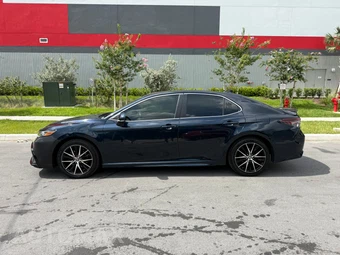 2021 Toyota Camry SE - miniatura 2