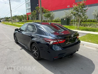 2021 Toyota Camry SE - miniatura 3