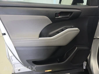 2021 Toyota Highlander LE – miniatura 9