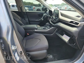 2021 Toyota Highlander LE – miniatura 8