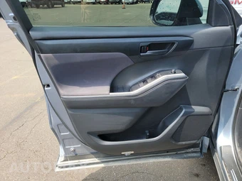 2021 Toyota Highlander LE – miniatura 9