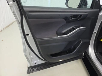 2021 Toyota Highlander LE – miniatura 9