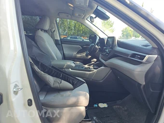 2021 Toyota Highlander LE – miniatura 8