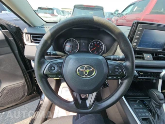 2021 Toyota RAV4 LE - miniatura 10