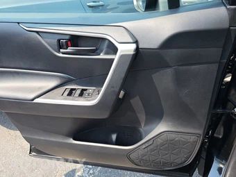 2021 Toyota RAV4 LE - miniatura 9