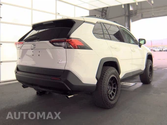2021 Toyota RAV4 LE - miniatura 4