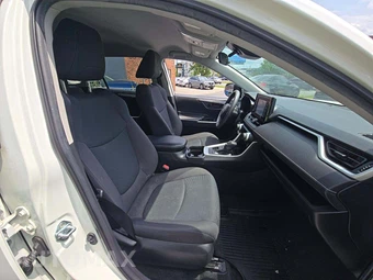 2021 Toyota RAV4 LE - miniatura 18