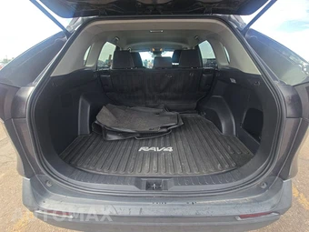 2021 Toyota RAV4 LE - miniatura 16