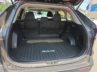 2021 Toyota RAV4 LE - miniatura 19