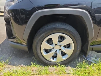 2021 Toyota RAV4 LE - miniatura 21