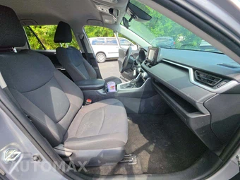 2021 Toyota RAV4 LE – miniatura 18