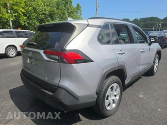 2021 Toyota RAV4 LE – miniatura 3