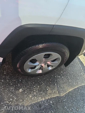 2021 Toyota RAV4 LE - miniatura 17