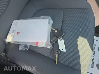 2021 Toyota RAV4 LE - miniatura 21