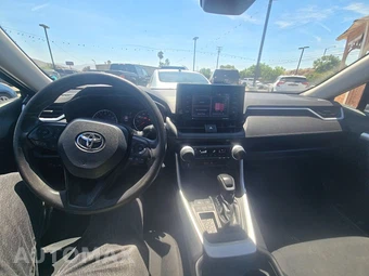2021 Toyota RAV4 LE – miniatura 11