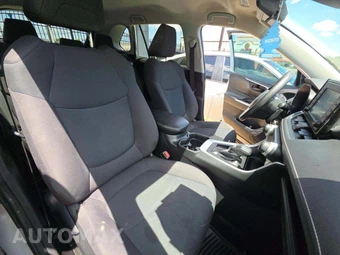 2021 Toyota RAV4 LE - miniatura 18