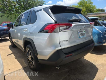 2021 Toyota RAV4 LE - miniatura 2