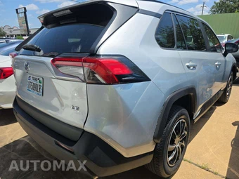 2021 Toyota RAV4 LE - miniatura 3