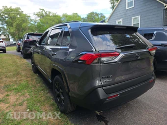 2021 Toyota RAV4 LE - miniatura 2