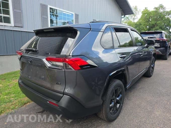 2021 Toyota RAV4 LE - miniatura 3