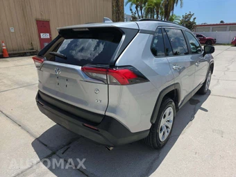 2021 Toyota RAV4 LE – miniatura 3