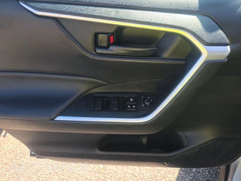 2021 Toyota RAV4 LE - miniatura 9