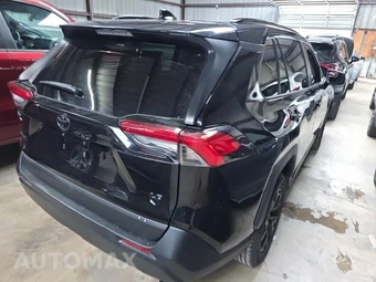 2021 Toyota RAV4 LE - miniatura 4