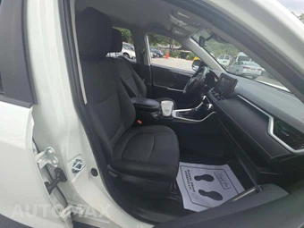 2021 Toyota RAV4 LE - miniatura 18
