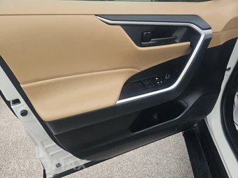 2021 Toyota RAV4 LE - miniatura 9