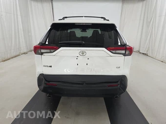 2021 Toyota RAV4 LE - miniatura 3