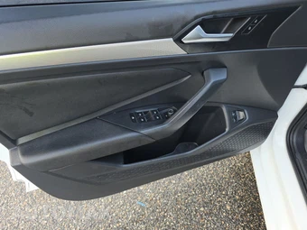 2021 Volkswagen Jetta R-Line – miniatura 9