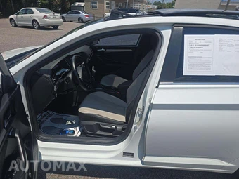 2021 Volkswagen Jetta R-Line – miniatura 3