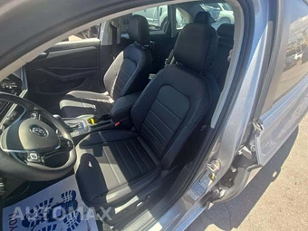 2021 Volkswagen Jetta SE - miniatura 3