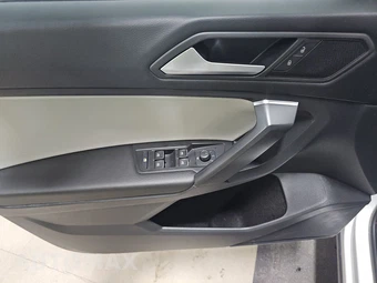2021 Volkswagen Tiguan SE – miniatura 9