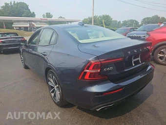2021 Volvo S60 T6 Momentum - miniatura 2