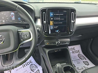 2021 Volvo XC40 T4 Momentum – miniatura 10