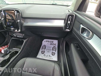 2021 Volvo XC40 T4 Momentum – miniatura 19
