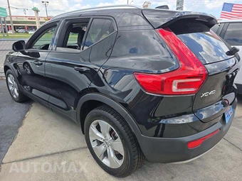 2021 Volvo XC40 T4 Momentum – miniatura 2