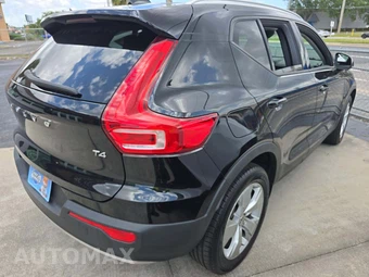 2021 Volvo XC40 T4 Momentum – miniatura 3