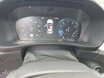2021 Volvo XC40 T4 Momentum – miniatura 9