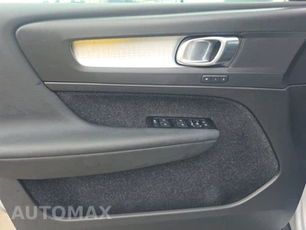 2021 Volvo XC40 T5 Momentum - miniatura 9