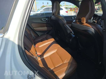 2021 Volvo XC60 T5 Momentum – miniatura 16