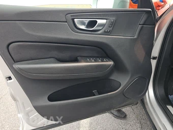 2021 Volvo XC60 T5 Momentum - miniatura 9