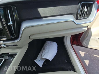 2021 Volvo XC60 T5 Momentum – miniatura 16